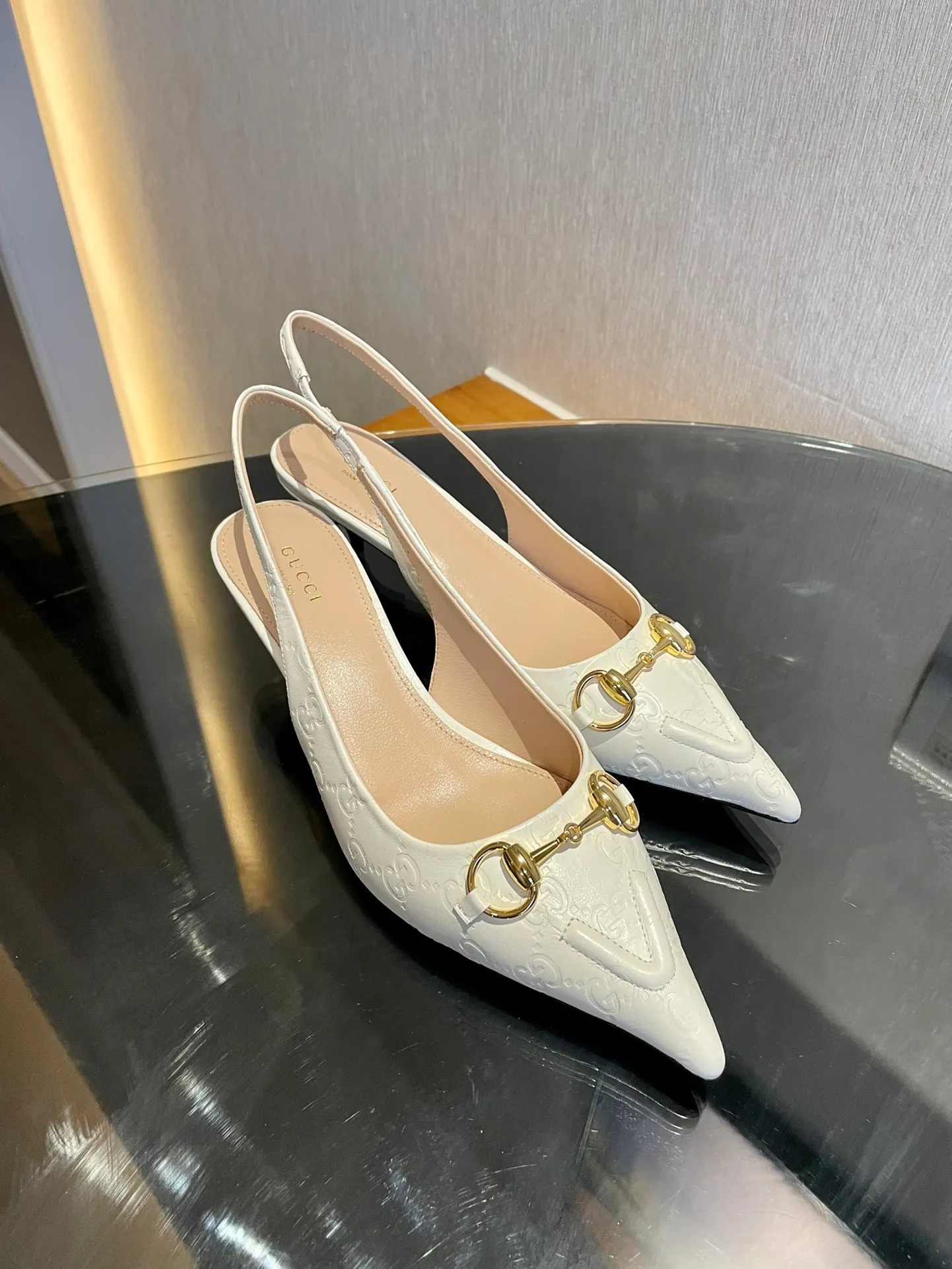 👟👟Ex-factory price 580👟👟 2024 G family’s new GUcc𝐢 horsebit pump sandals with pointed toes, elastic straps and kitten heels complement each other to create a comfortable and fitting design, and the back-lace pumps are the essence of design. Hot-drilling process Upper: Imported high-grade G G canvas Lining/foot pads: Full-grain high-grade lambskin Sole: Italian top-grade genuine leather sole Heel height: 10.5cm Fitting size: 35-42 (40/41/42 custom-made, non-refundable)